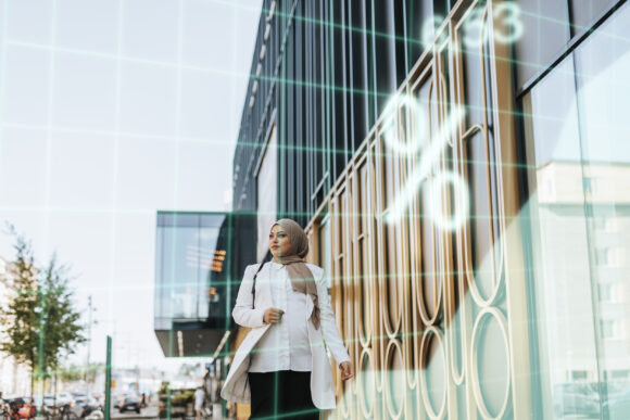 Ung kvinna går i stad med digital effekt